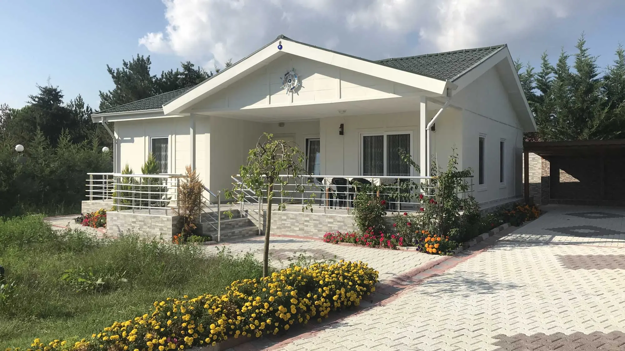 Bahçe ve veranda düzeniyle tek katlı prefabrik ev